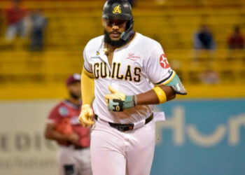 Águilas dan tres H4 y hit decisivo de Julio Rodríguez para vencer a Gigantes