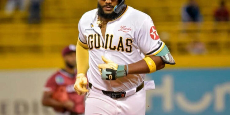 Águilas dan tres H4 y hit decisivo de Julio Rodríguez para vencer a Gigantes