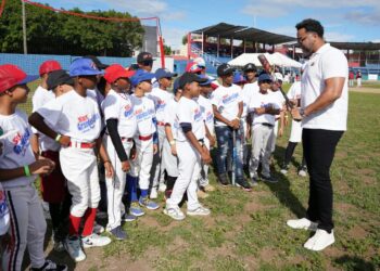 Baní acoge clínica regional de béisbol para niños de 8 a 10 años