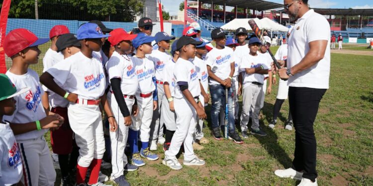 Baní acoge clínica regional de béisbol para niños de 8 a 10 años