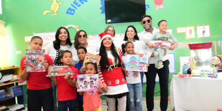Nelson Cruz y la Fundación Boomstick23 benefician a miles de ciudadanos en Las Matas de Santa Cruz