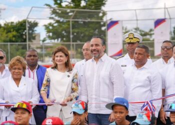 Raquel Peña y el INEFI entregan estadio de béisbol escolar en Santo Domingo Este