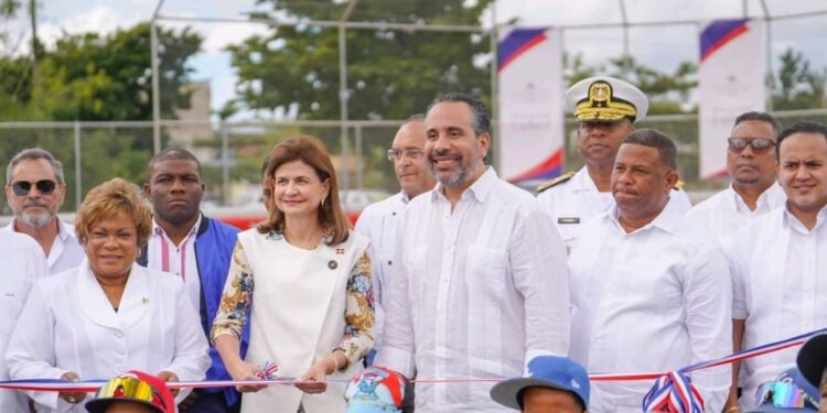 Raquel Peña y el INEFI entregan estadio de béisbol escolar en Santo Domingo Este